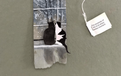 I mini dipinti di Ruby Silvious sulle bustine usate del tè