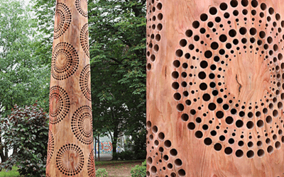 Un artista britannico realizza spettacolari sculture sui tronchi degli alberi morti