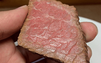 Questo artista realizza sculture iperrealistiche dei cibi con il legno