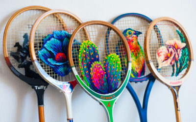 Un’artista sudafricana realizza splendidi ricami su vecchie racchette da tennis