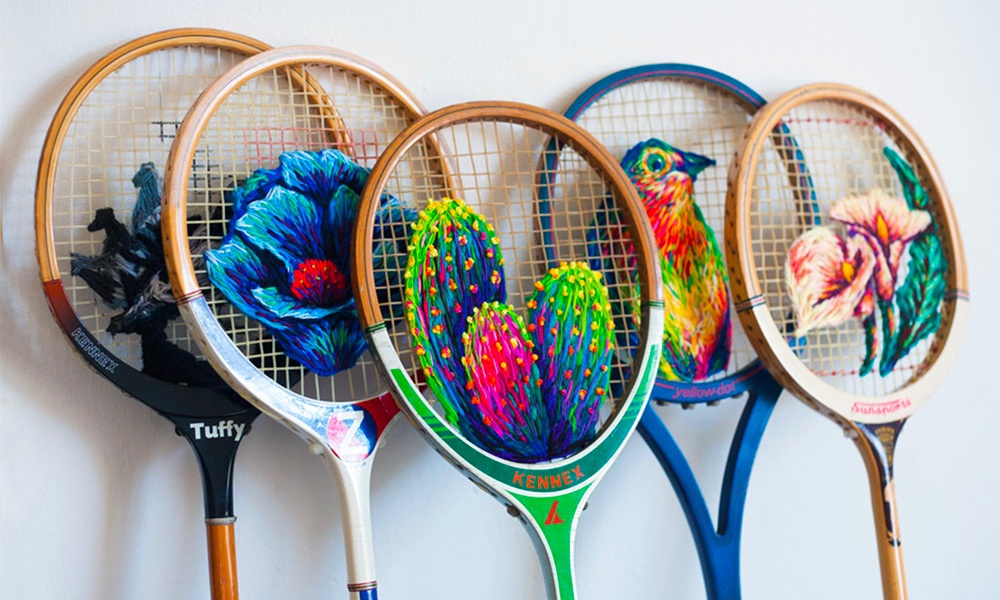 Un’artista sudafricana realizza splendidi ricami su vecchie racchette da tennis