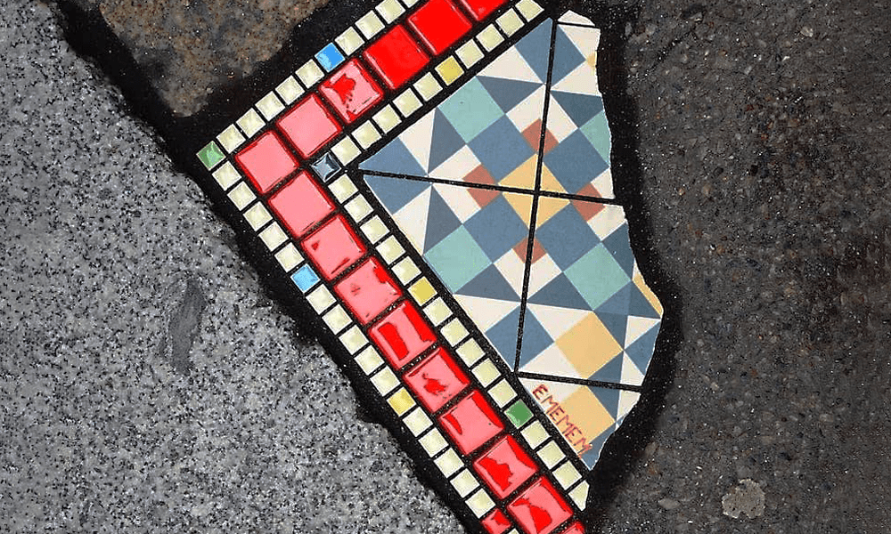 Un artista francese gira per le città riparando le buche con dei mosaici colorati