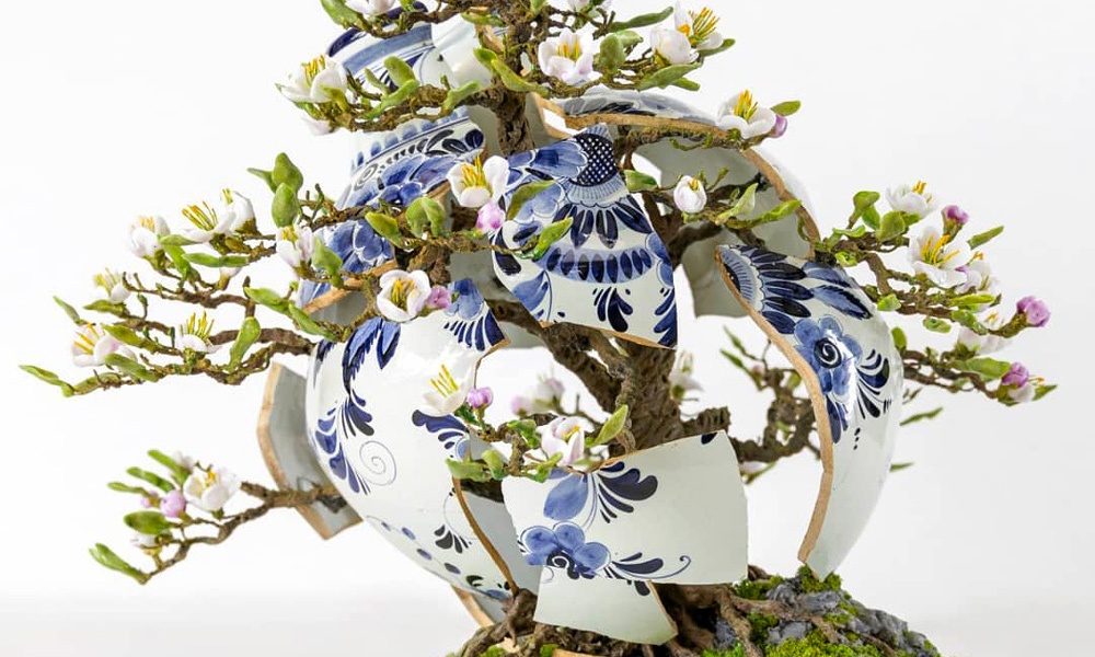 Le insolite sculture kintsugi di Patrick Bergsma uniscono l’arte della ceramica con quella del bonsai