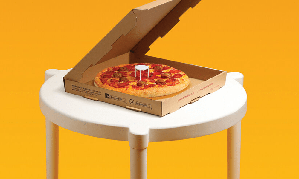 IKEA e Pizza Hut hanno realizzato un tavolo di plastica che sta avendo un successo enorme