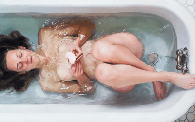 Autoritratti nella vasca da bagno tra narcisismo e ossessione per il cibo: Lee Ann Price
