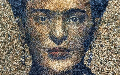 Un artista britannico realizza ritratti e tributi ai capolavori dell’arte usando piccoli ciottoli colorati