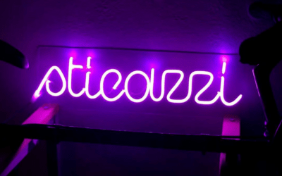 Parolacce e imprecazioni diventano scritte luminose da appendere alle pareti: intervista a “Insulti Luminosi”