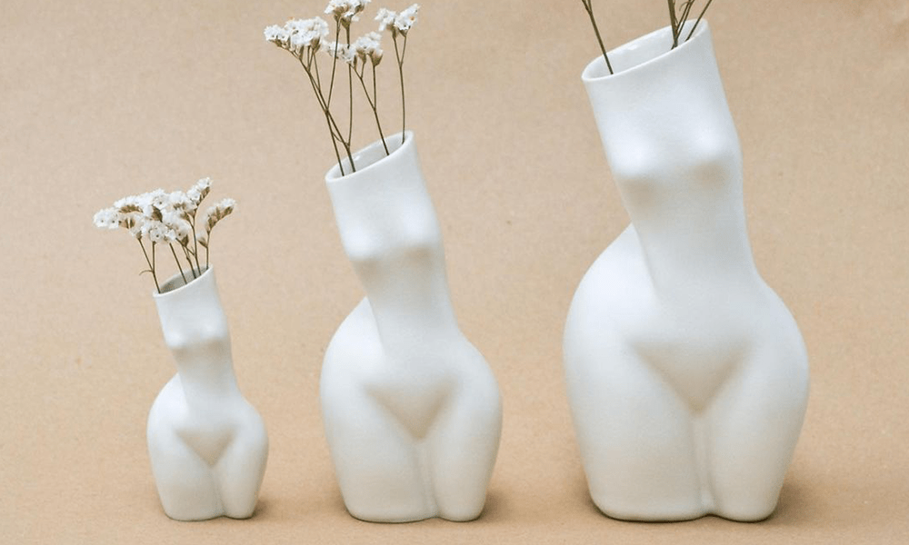 Un piccolo laboratorio di Vienna produce vasi in ceramica a forma di corpo femminile
