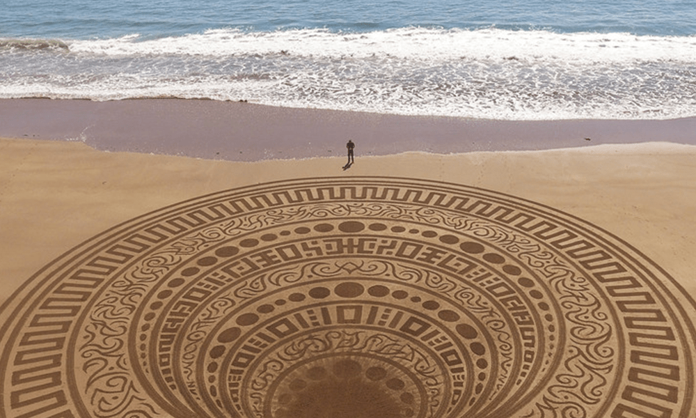 Sculture effimere realizzate con sassi, foglie e sabbia: la land art di Jon Foreman