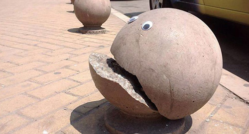 Un artista bulgaro ha trasformato gli oggetti rotti della sua città in qualcosa di unico