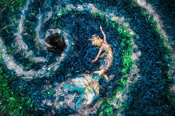 oceani plastica picame benjamin von wong mermaid sirena